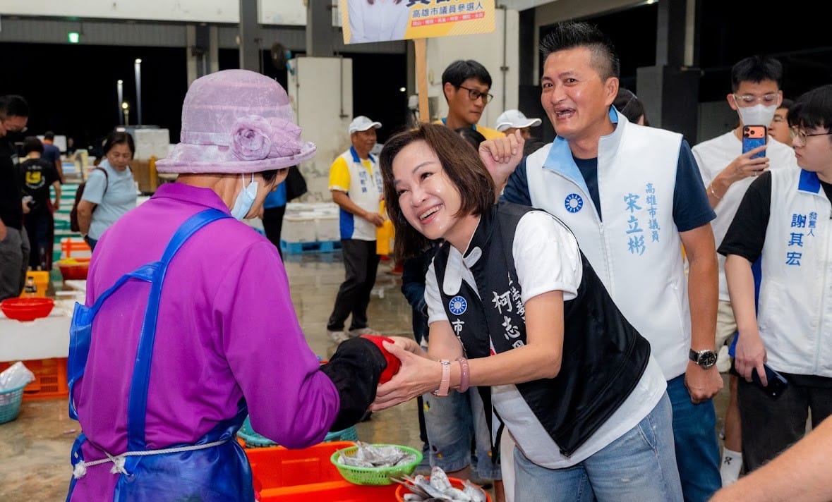 柯志恩(左二)凌晨4點現身岡山魚市場向攤商請安問好。 圖： 柯志恩競辦／提供