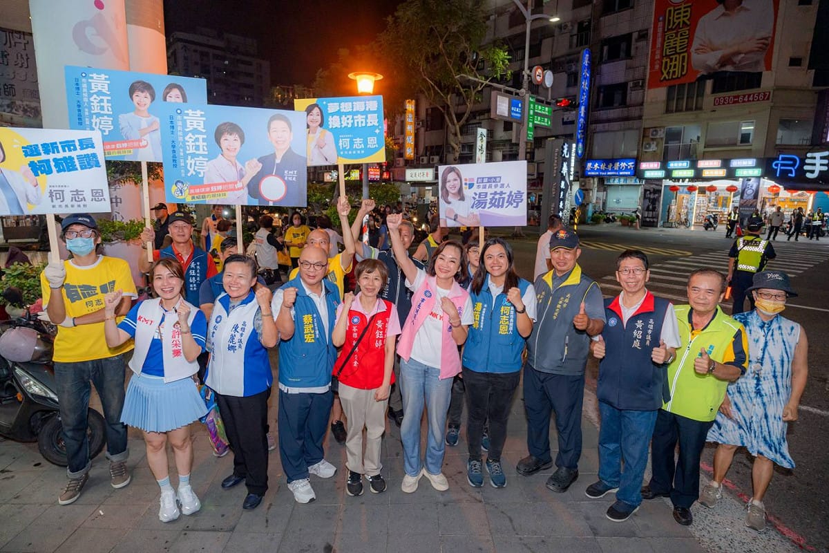 柯志恩一行人至光華夜市掃街拜票。 圖： 柯志恩競辦／提供