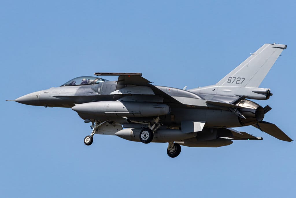 台灣對美軍購66架F-16V（blk70）戰機，首批2架已從美國出發，預計近期抵達台灣，圖為編號6727戰機。 圖：Jake Woodward提供