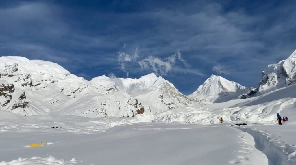尼泊爾北部希姆隆峰的登山基地營9月27日發生雪崩，造成至少15人罹難，其中多為當時在現場接待外國登山客的尼泊爾工作人員。（路透社） 圖：中央社提供