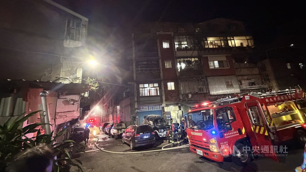 新北市蘆洲公寓1日晚間發生火警，警消獲報到場布水線撲滅火勢。（翻攝照片）中央社記者曹亞沿傳真　115年10月2日
