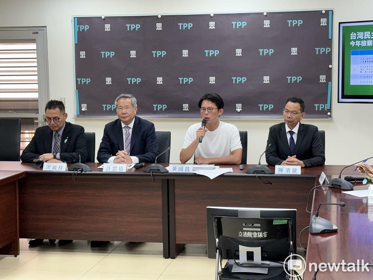 民眾黨立委洪毓祥（左起）、許忠信、黨主席黃國昌、黨團總召陳清龍。 圖：周煊惠 / 攝