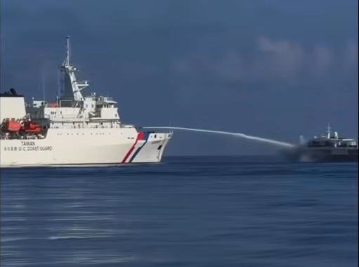 海巡署雲林艦用水砲懲戒非法跨境且屢勸不聽的中國漁船。 圖：王定宇YouTube