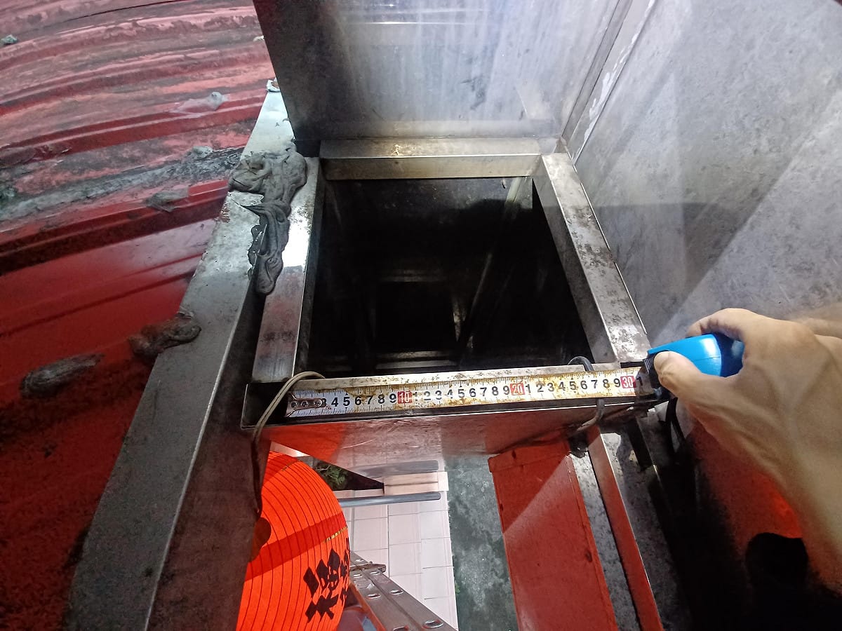 左側屋簷與廟柱上方開口同高，致幼貓從屋簷端掉落柱內而受困，開口為30X30公分 圖：新北市政府動物保護防疫處／提供