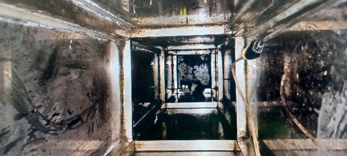 從廟柱上方開口可見貓位於最底部，無法自行爬上來。 圖：新北市政府動物保護防疫處／提供