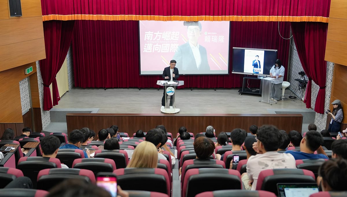 賴瑞隆赴中山大學參加「2026市長候選人青年論壇」，對學生提問有問必答。 圖：賴瑞隆競辦／提供