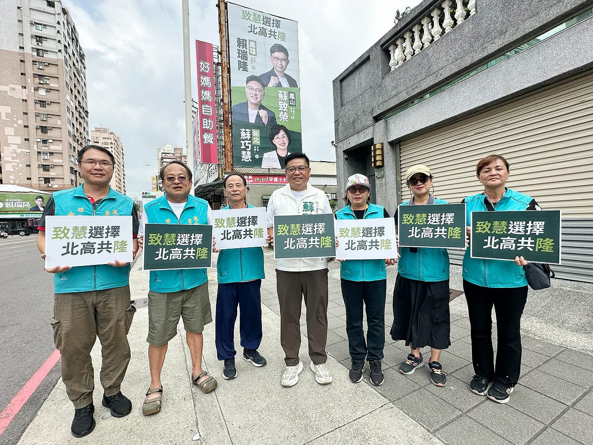 鳳山在地的基層里長以行動支持蘇致榮(中)提出的鳳山、板橋「南北串聯、城市交流」。 圖：蘇致榮競辦／提供