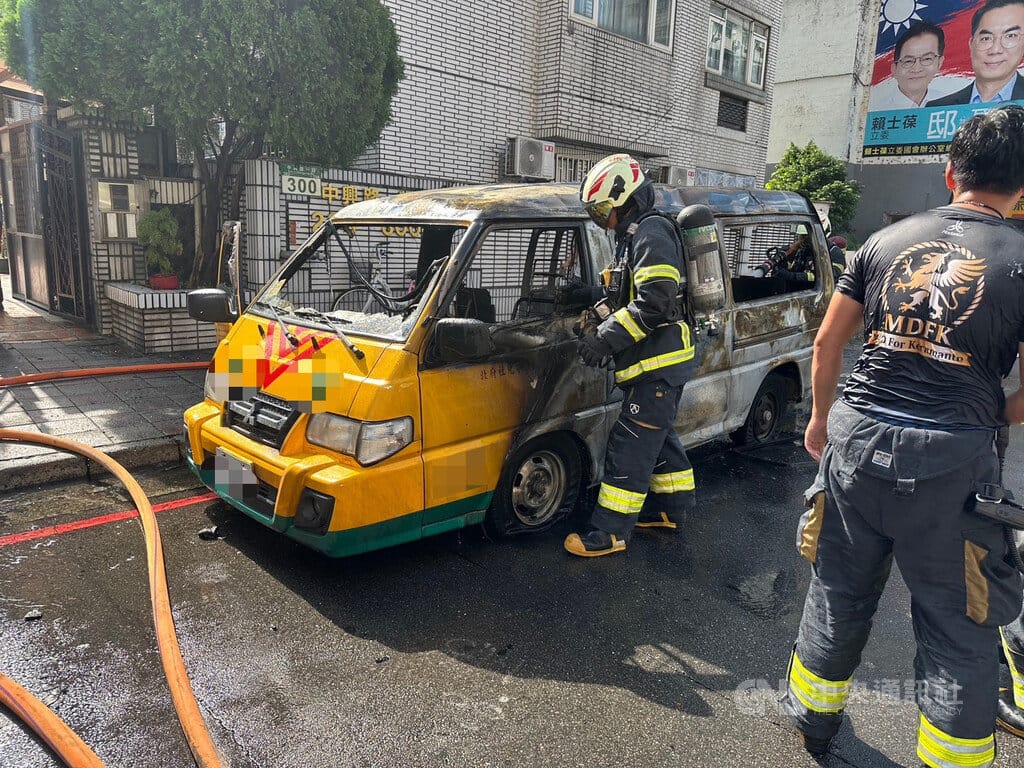 新北市新店區2日上午一輛幼兒園娃娃在街頭起火燃燒，消防人員射水搶救撲滅火勢，車上駕駛及幼童在起火前就離開車輛，無人傷亡。（翻攝畫面）中央社記者曹亞沿傳真 115年10月2日