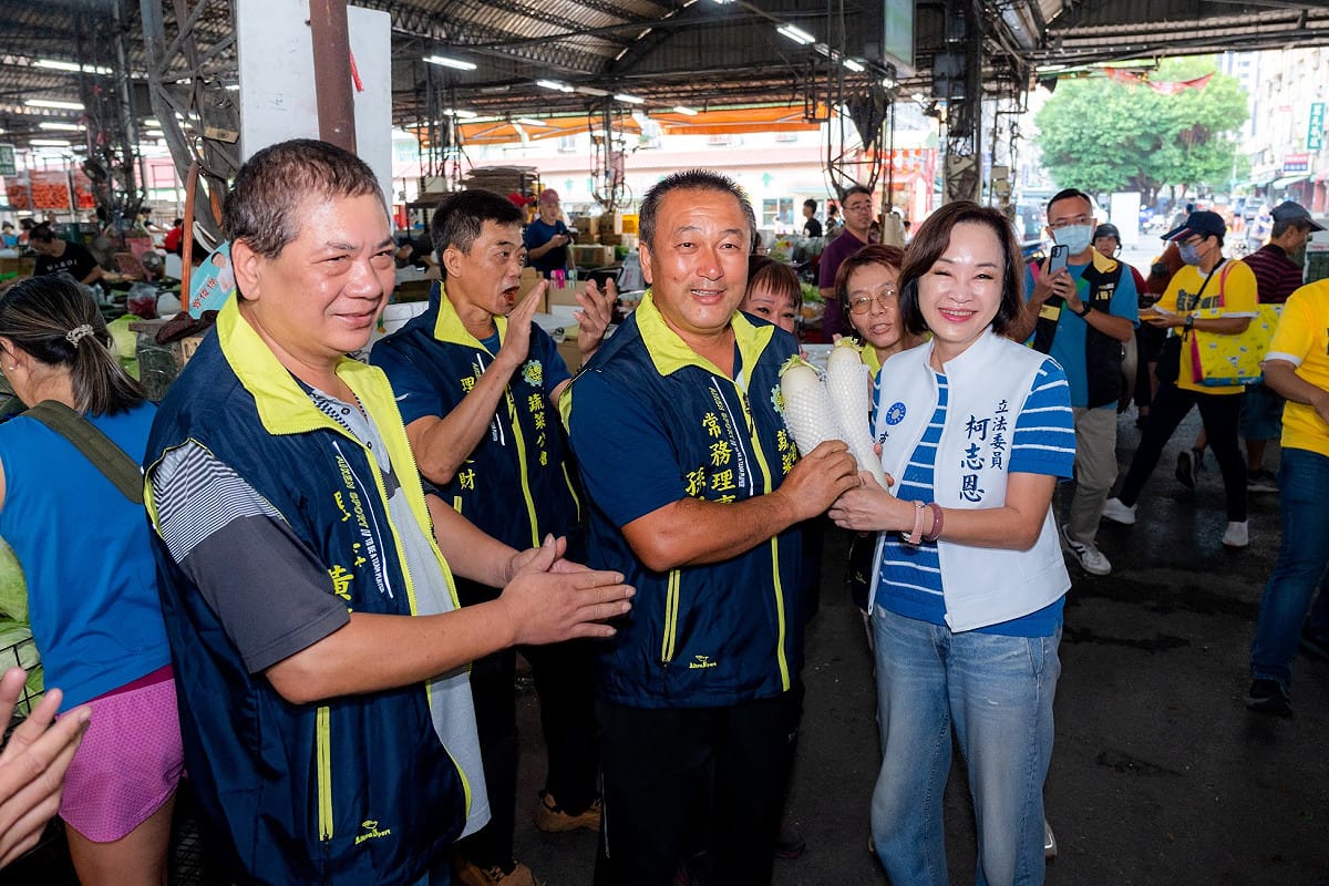 青果及蔬菜公會送柯志恩(前排右)喻意好彩頭的白蘿蔔。 圖：柯志恩競辦／提供
