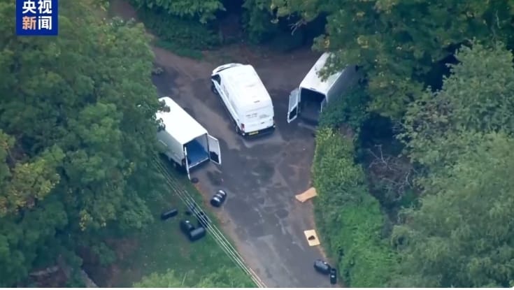 英國警方接報稱有3輛可疑車輛駛向格洛斯特郡皇家空軍費爾福德基地。警方隨後逮捕 5 名 20 多歲的英國男子，並疏散附近 85 戶居民。 圖 : 翻攝自央視新聞