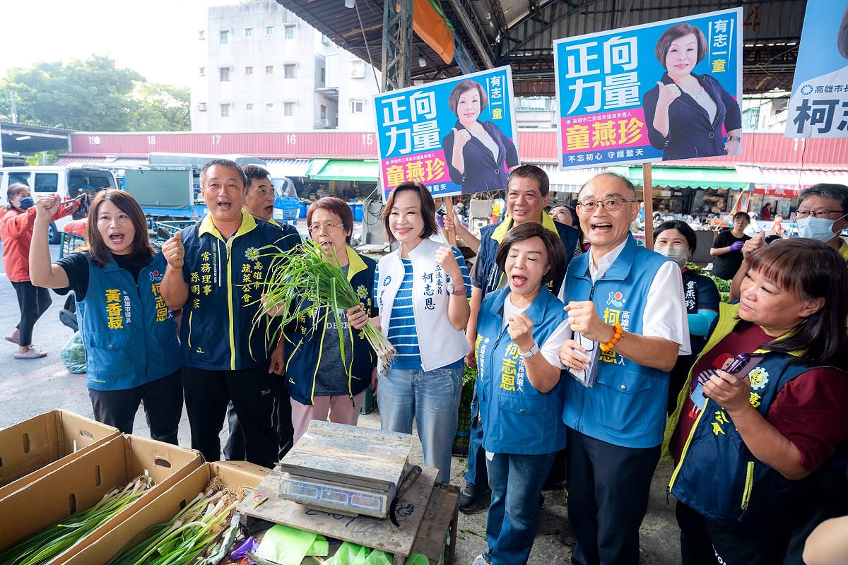 柯志恩(左四)在高雄市議員、市議員參選人及青果蔬菜陪同向攤商與買菜的民眾致意。 圖：柯志恩競辦／提供