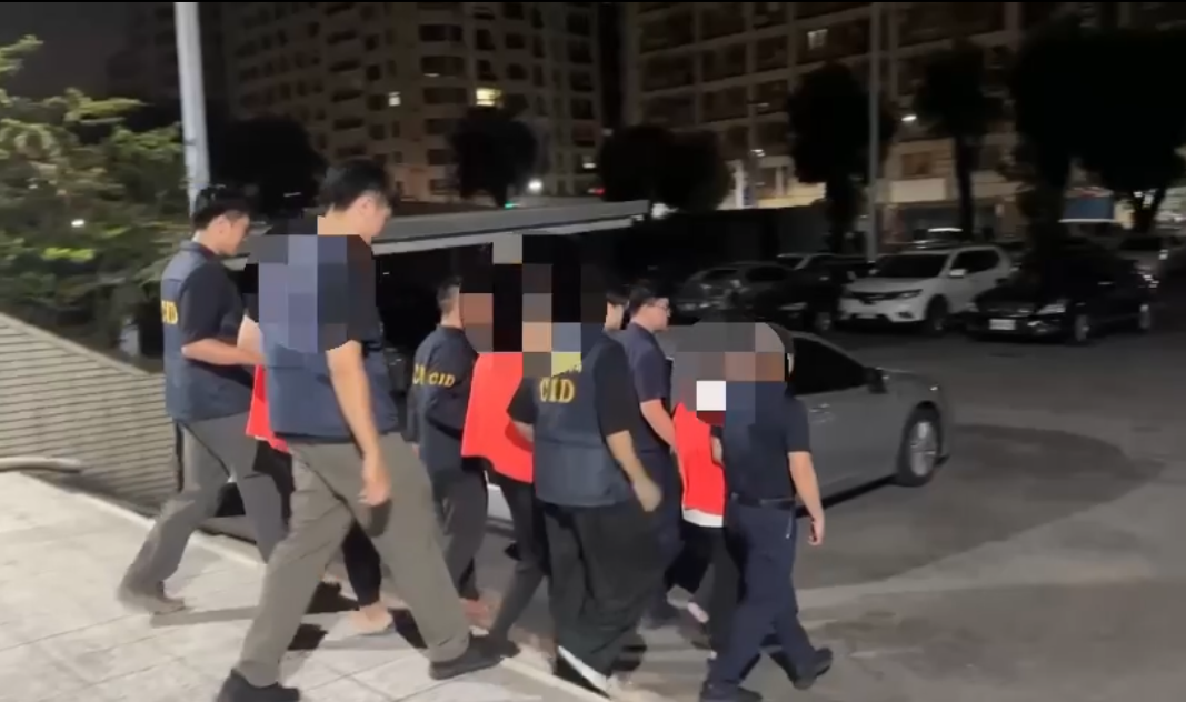 涉案共犯偵訊後被陸續移送橋檢。 圖：孫家銘／翻攝