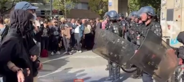 法國近期爆發大規模學生示威與城市暴力衝突，對現行教育環境不滿的學生以及待遇被砍的教師、公務員陸續走上街頭，部分激進的示威者則做出焚燒汽車、破壞公物的暴力舉措，緊張情緒持續升溫。 圖：擷取自 @nexta_tv X 分享影片