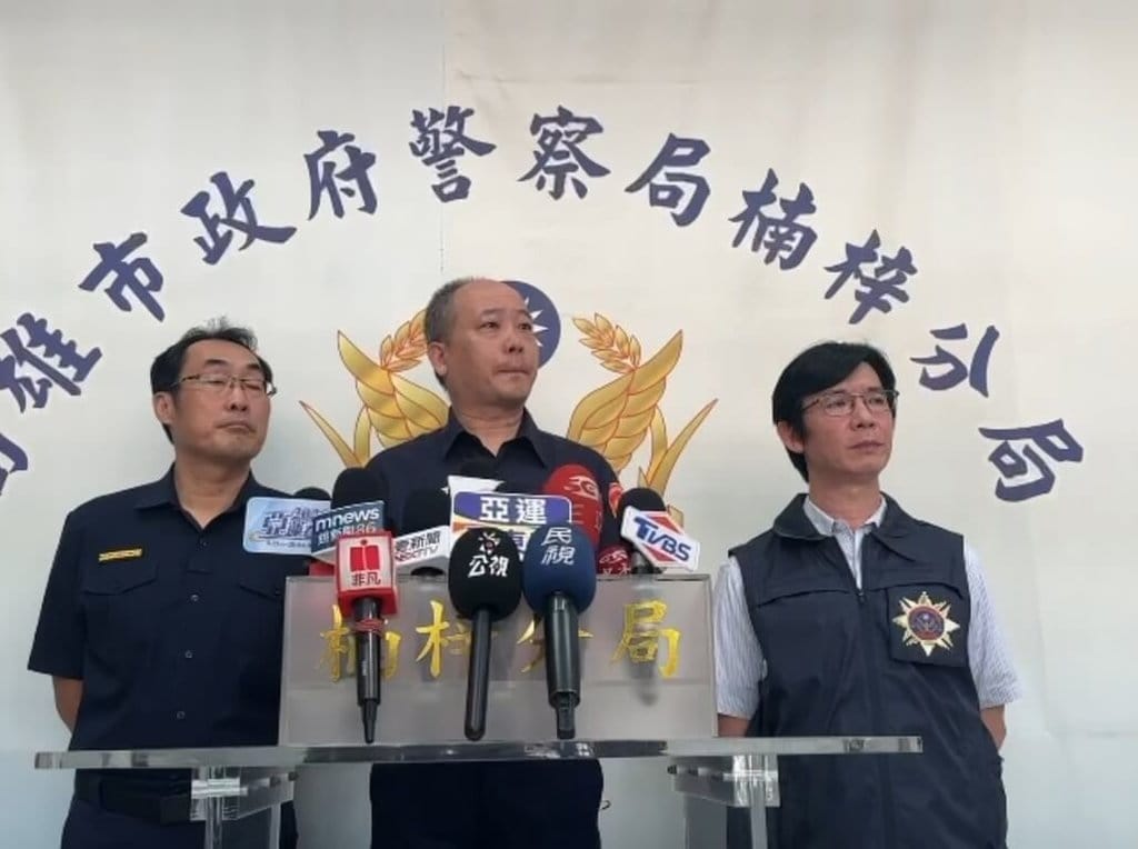 高雄穆姓男子報案失手將張姓車行同事打死，並載屍前往楠梓警分局自首。警方發現穆男並非獨自犯案，而是有包括車行負責人和其餘員工等7名涉案共犯。楠梓警分局2日上午召開破案記者會，說明案情。（高雄楠梓警分局提供）中央社記者洪學廣傳真　115年10月2日