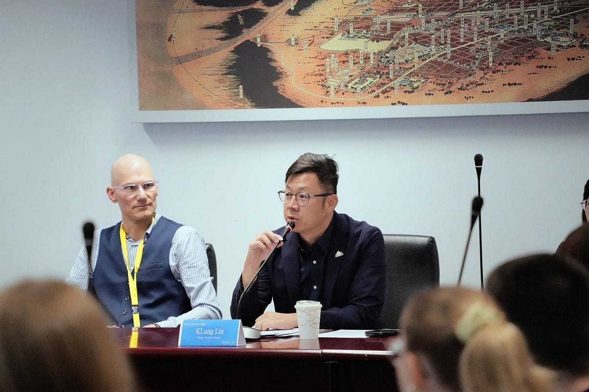 台中市政府副秘書長林谷隆開場歡迎來自瑞士的訪問團。木 圖：台中市政府/提供