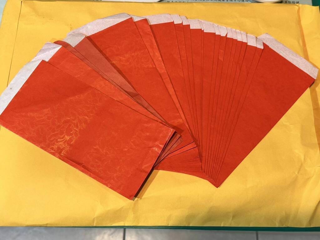 雲林縣第五選區蔡姓議員參選人疑以加碼生育津貼之名發放現金涉賄選，檢方獲報偵辦，1日帶回蔡姓參選人和其胞兄、現任蔡姓議員等27人，並查扣現金新台幣290萬元和紅包袋（圖）。（檢方提供）　中央社記者姜宜菁傳真　115年10月2日