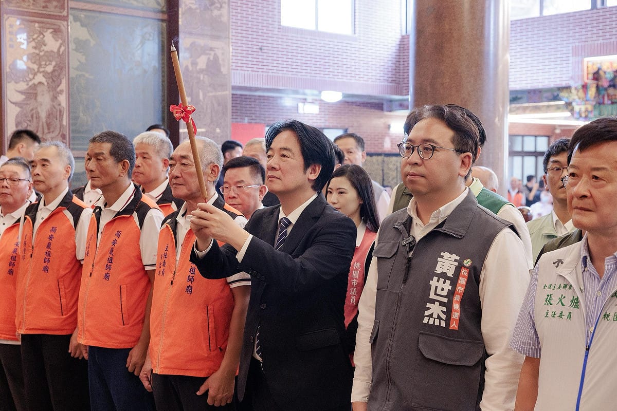 身兼民主進步黨黨主席的總統賴清德2日陪同黨籍桃園市長候選人黃世杰，赴桃園市龜山區顯安巖參拜顯應祖師參拜。 圖：黃世杰競辦/提供