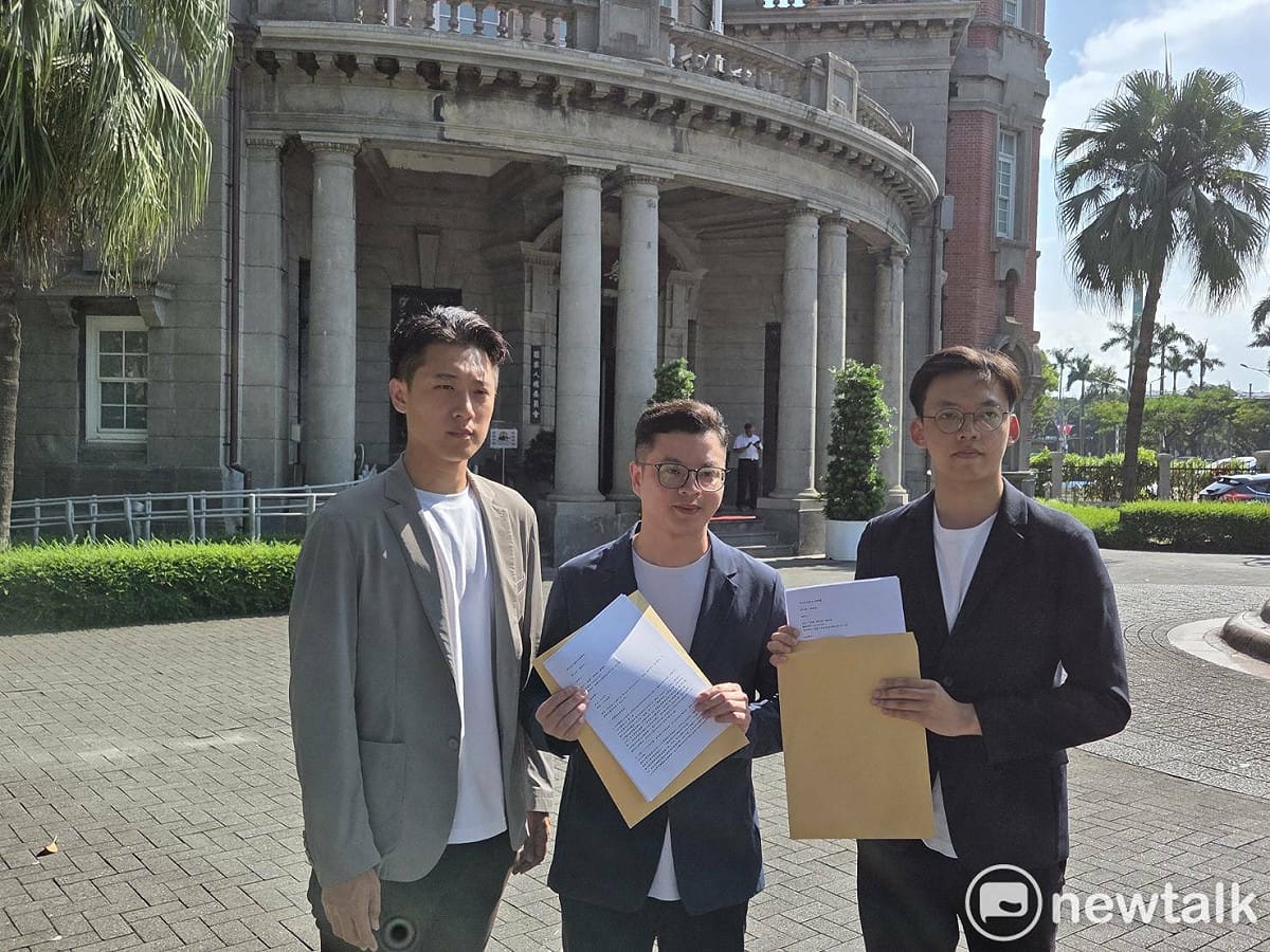 桃園市議員長凌濤（圖中）。板橋區市議員候選人鄧凱勛（圖左）、國民黨前發言人康晉瑜（圖右）赴監察院告發。 圖：黃建豪／攝