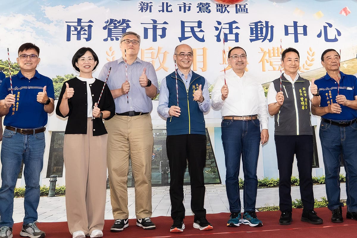新北市長候選人、立法委員蘇巧慧今（2）日出席鶯歌「南鶯市民活動中心」落成啟用典禮，與新北市長侯友宜同框。 圖：蘇巧慧競辦提供