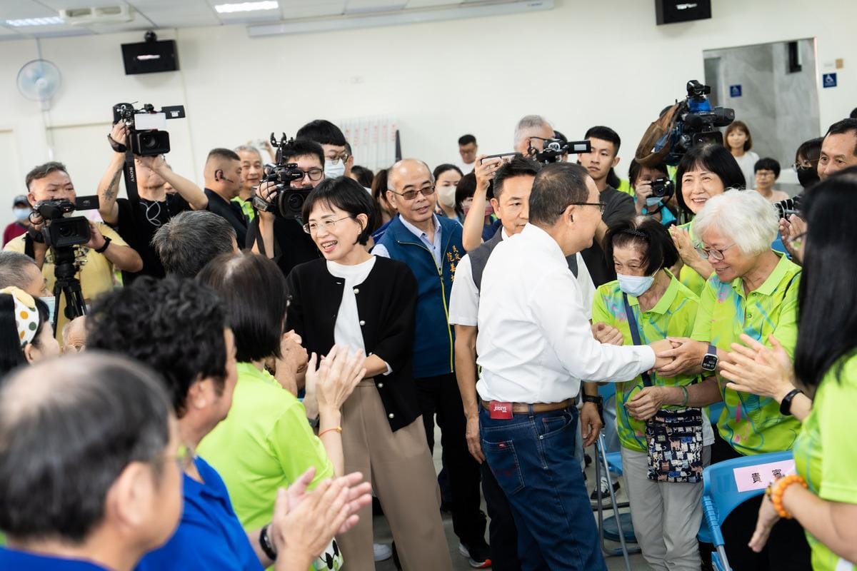 蘇巧慧感謝侯友宜帶領市府團隊全力推動活動中心興建，如今順利落成啟用，是鶯歌的大喜事，也是中央與地方共同合作的成果。 圖：蘇巧慧競辦提供