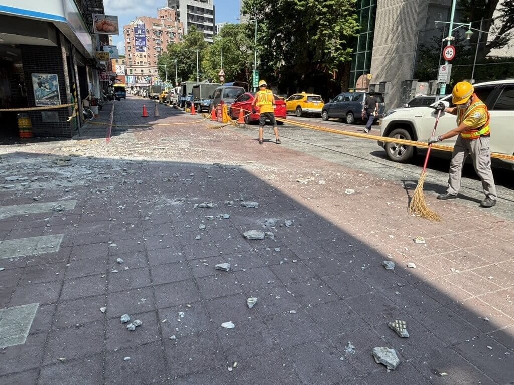 台北市寧夏夜市附近一棟大樓2日發生磁磚掉落，所幸無人受傷，建管處將追究建物所有權人及管委會責任，並依法裁處。（議員陳怡君辦公室提供） 中央社記者劉建邦傳真　115年10月2日