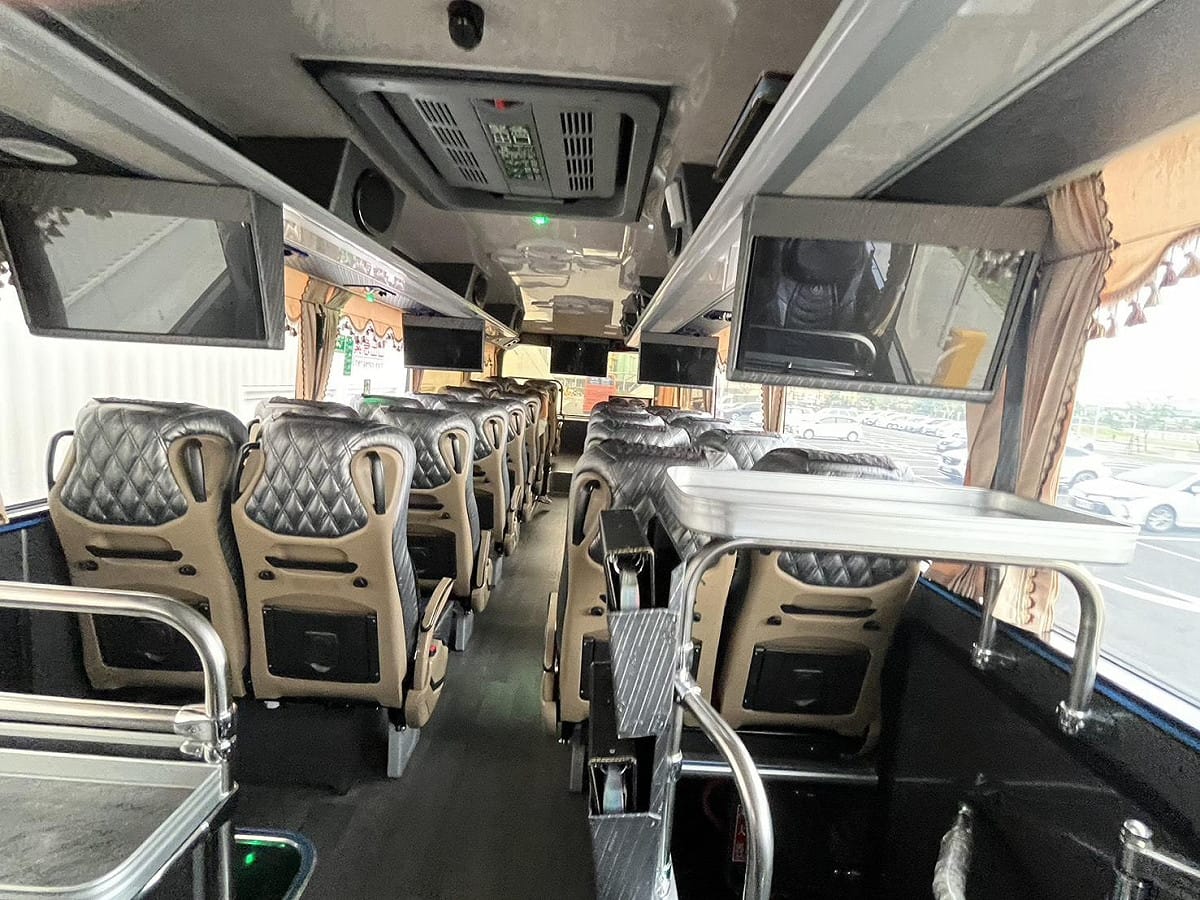 好市多新高雄店接駁車偌大的空間內空無一人，民眾認為有檢討改善的必要。 圖：民眾提供