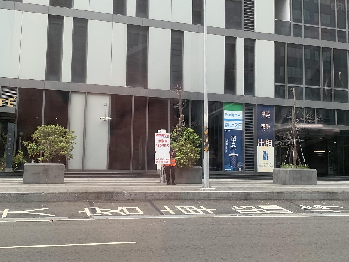 位於高軟園區內的接駁車候車處，經常一整天下來沒有人排隊。 圖：民眾提供