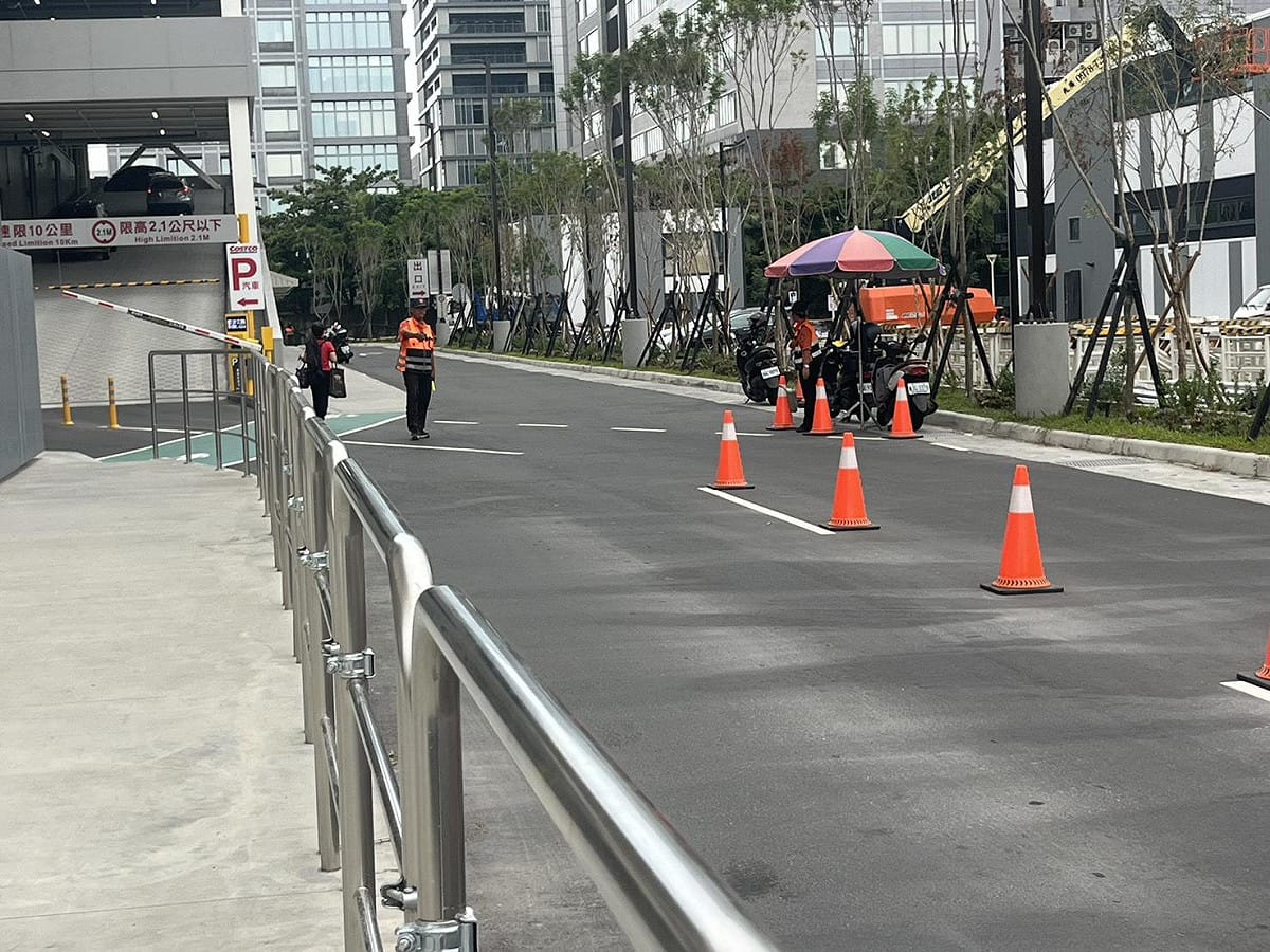 交管人員在現場大部分時間無所事事。 圖：民眾提供