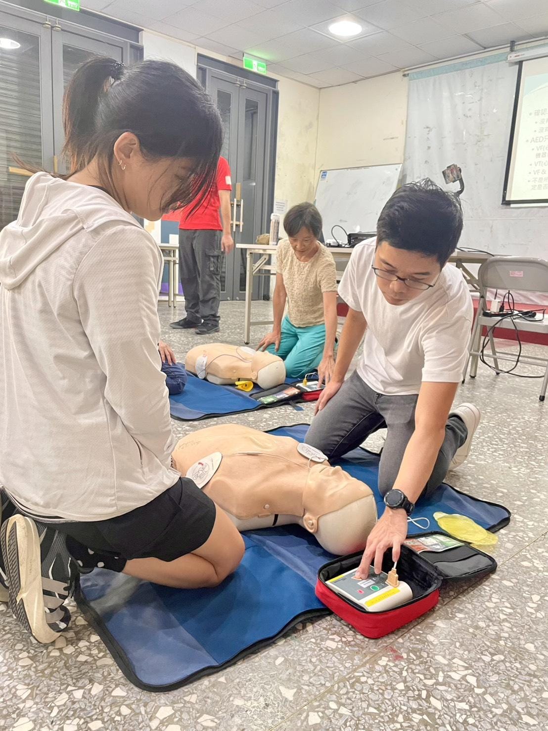 學員練習心肺復甦術(CPR)及使用自動體外心臟電擊去顫器（AED）。 圖：台港經濟文化合作策進會提供