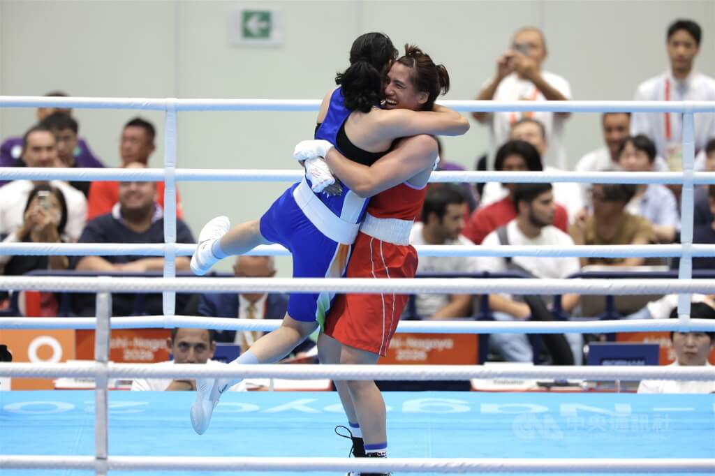 2026愛知名古屋亞運女子拳擊65公斤級金牌戰2日舉行，台灣女將陳念琴（紅衣）雖不敵印度選手胡達（Parveen Hooda）（藍衣）摘銀，賽後仍展現風度，將胡達抱起開心互動。中央社記者翁睿坤愛知攝　115年10月2日