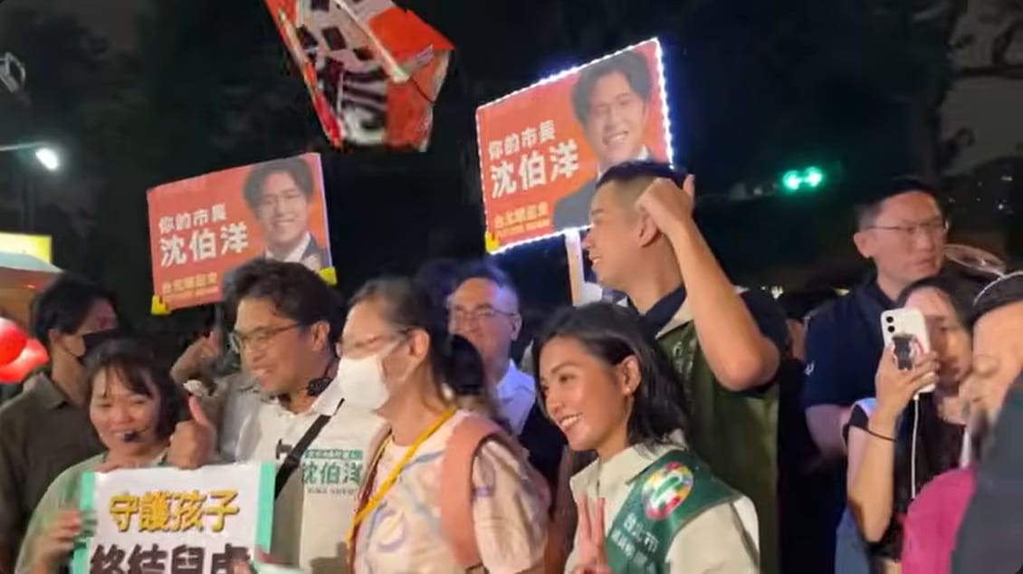 民進黨台北市長參選人沈伯洋2日晚間抵達師大夜市，民眾高喊：「台北的市長沈伯洋」、「沈伯洋凍蒜」。 圖：張良一攝影片截圖