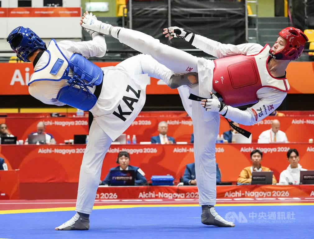 2026愛知名古屋亞運跆拳道男子80公斤級賽程2日展開，台灣好手洪俊義（右）晚間在準決賽搶勝，挺進稍晚的金牌戰。中央社記者鄭清元愛知攝　115年10月2日