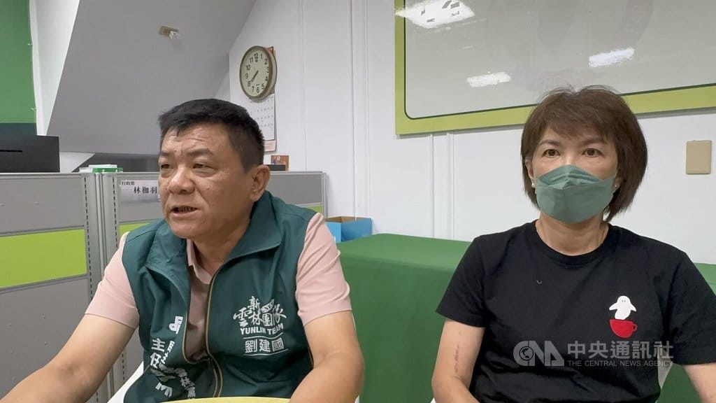 蔡姓雲林縣議員參選人遭指涉賄遭羈押禁見，民進黨雲林縣黨部主委江宗保（左）2日說，蔡姓參選人哥哥、現任蔡姓雲林縣議員當選後就持續自掏腰包加碼生育津貼，非為賄選；參選人家屬（右）希望司法還清白。中央社記者姜宜菁攝　115年10月2日