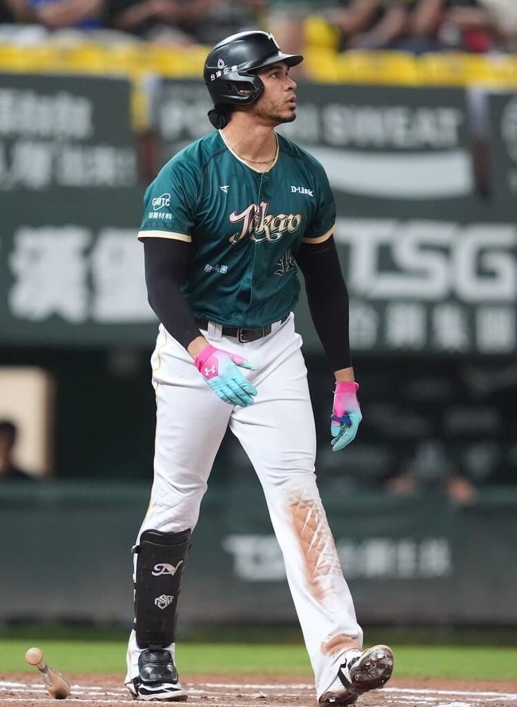 中華職業棒球大聯盟台鋼雄鷹隊2日在高雄市澄清湖棒球場以7比3擊敗樂天桃猿隊，雄鷹野手魔鷹（Steven Moya）（圖）6局下敲出陽春砲，這是魔鷹個人本季第20轟。（台鋼雄鷹隊提供）中央社記者蘇志畬傳真　115年10月2日