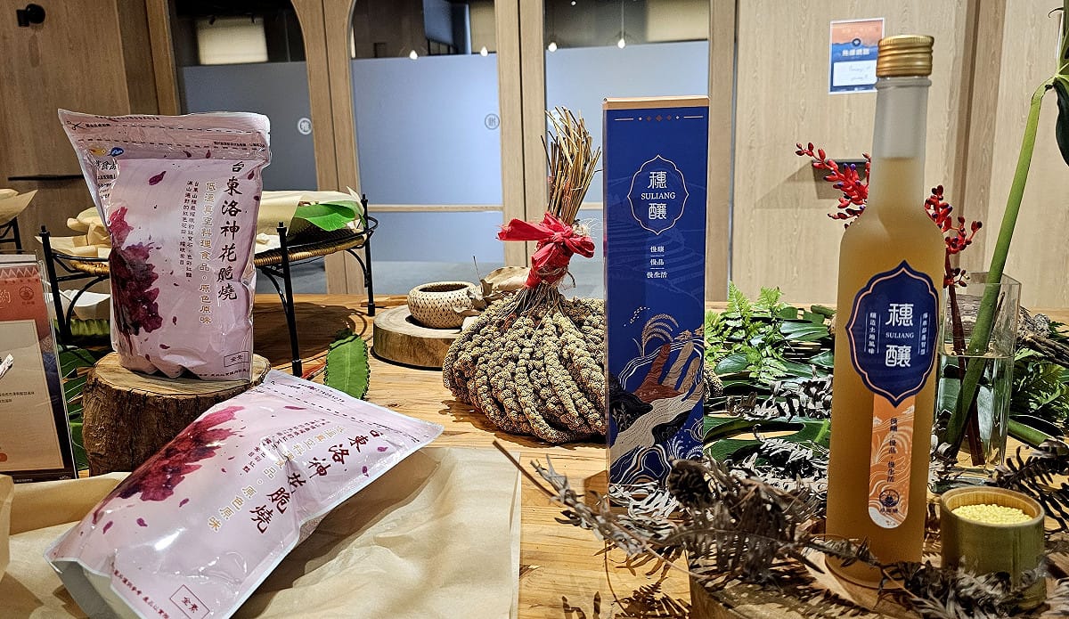 工研院透過小米釀造技術，以七里香、大葉田香、雞母珠等10種酒麴植物進行發酵，釀造出風味獨特的「穗釀小米酒」。 圖：孫家銘／拍攝
