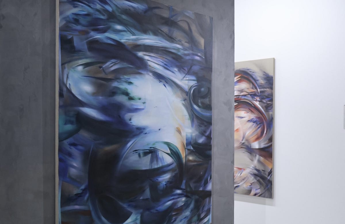 Le Mont Art Space展出藝術家高新潼個展《FLUID RESONANCE／氣韻流生》，並與「ERIKA CHUNG 紐約時尚特展」共同呈現，讓服裝設計與當代藝術在同一空間展開對話。 圖：高雄市青年局／提供