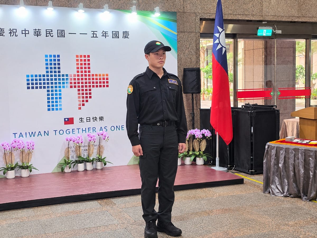 新改款的替代役制服 圖：內政部提供