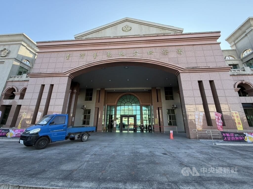台東地檢署偵辦農路拓寬涉嫌圖利案，農業處長許家豪、前科長蔡明翰收押將屆滿，地檢署考量尚有關鍵人員未到案，有串證之虞，向法院聲請延押。中央社記者盧太城台東攝　 115年10月3日