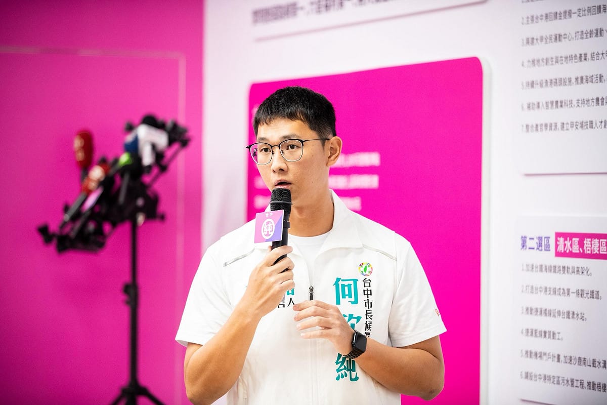 民進黨市長候選人何欣純競選總部發言人林俊裕指出，強調義消本來就有個人投票與參加政治活動的自由，大家都完全尊重，但如果演變成透過組織幹部由上而下發號施令，基層隊員根本很難開口拒絕。 圖：何欣純競辦/提供