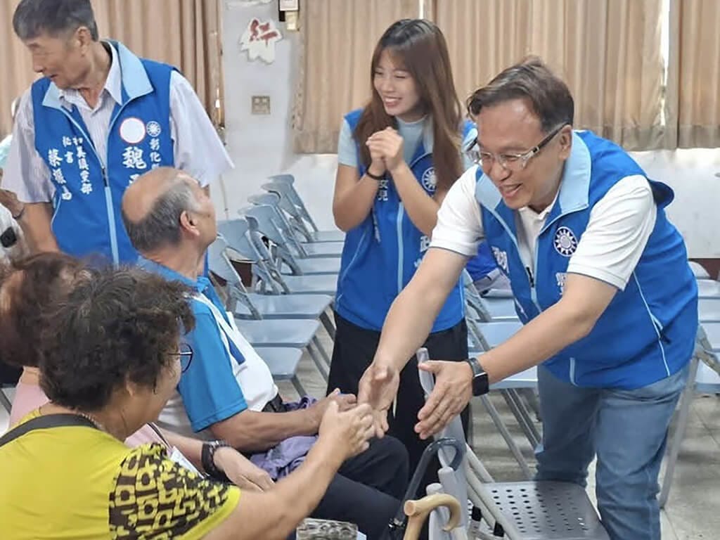中國國民黨彰化縣長參選人魏平政（右）跑行程、長時間講話，用餐時間不固定，喉嚨易乾癢，隨身帶潤喉用品及小點心維持體力。（魏平政競選團隊提供）中央社記者鄭維真傳真 115年10月3日
