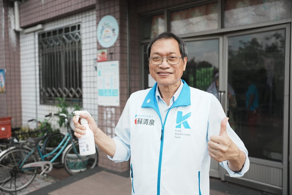 醫師背景的中國國民黨屏東縣長參選人蘇清泉隨身小物總會帶酒精，遇需要時就拿出來消毒雙手，身邊工作人員笑說「醫師的職業病，果然會跟著一輩子。」（蘇清泉提供）中央社記者李卉婷傳真　115年10月3日