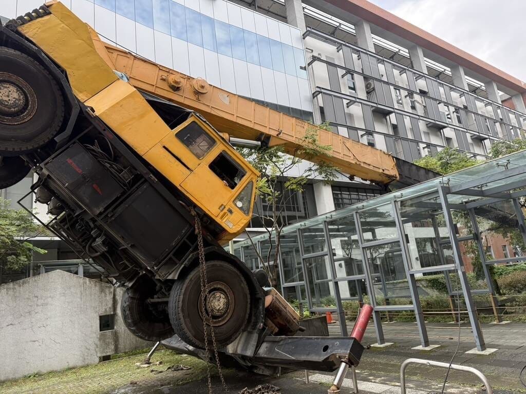 宜蘭科學園區3日上午發生吊車傾倒事件，2名外牆清洗人員自高處墜落地面，救護員到場時陳男已失去生命徵象，經送醫急救後宣告不治，吳男則左大腿骨折送醫救治。（讀者提供）中央社記者王朝鈺傳真 115年10月3日