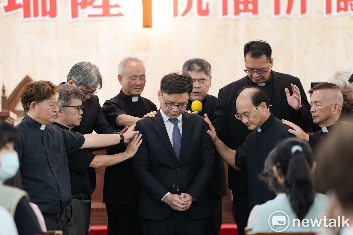 賴瑞隆(中)在眾牧師的按手祝福與禱告中，接受來自教會的勉勵與期許。 圖：賴瑞隆競辦／提供