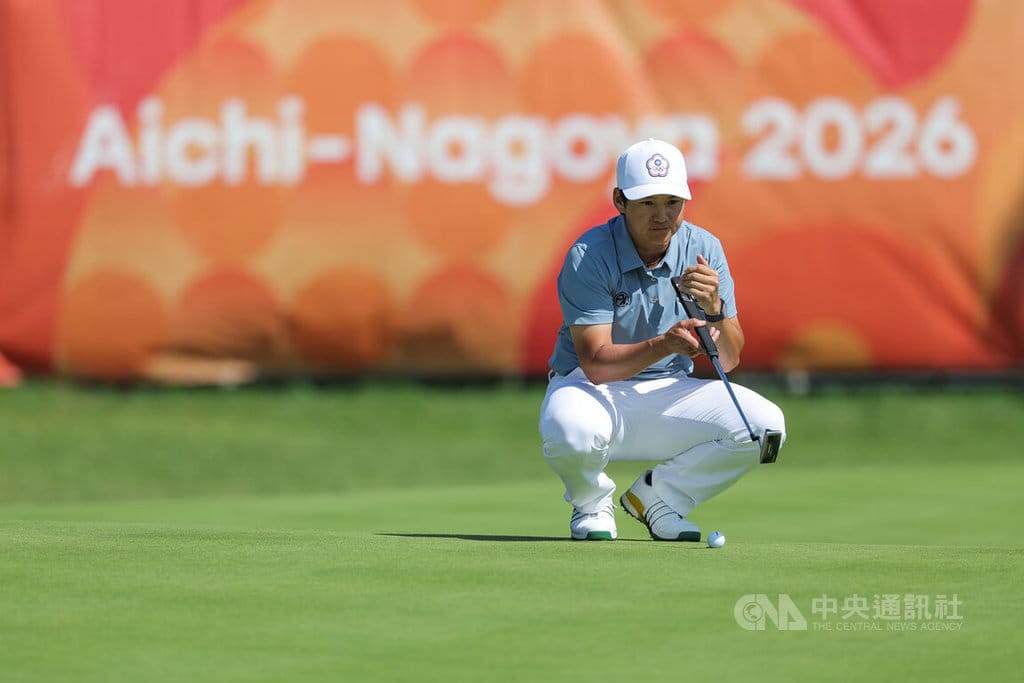 2026愛知名古屋亞運高爾夫賽事3日持續進行，台灣好手曾雅妮（圖）出賽，專注觀察地形與球的方向。中央社記者翁睿坤愛知攝 115年10月3日