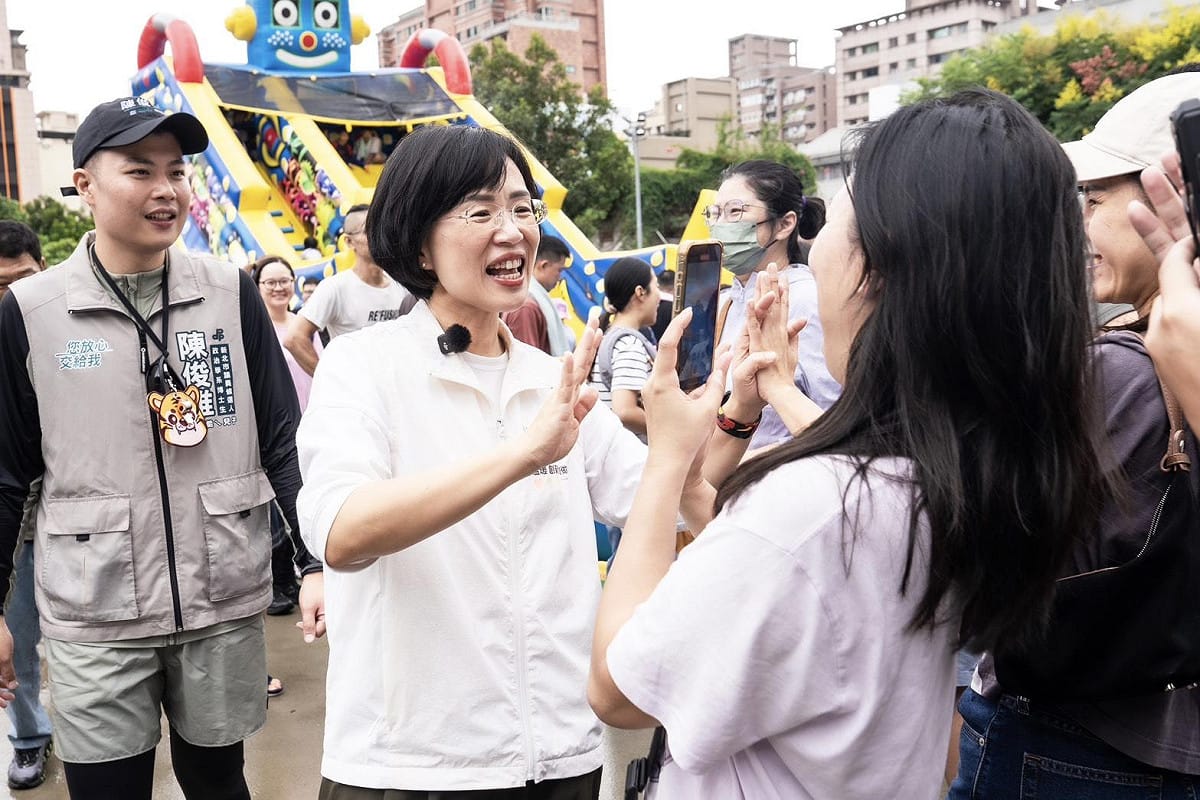 蘇巧慧出席新北市議員候選人陳俊維的「水趣親子氣墊嘉年華」，與在場家庭熱情互動。 圖：蘇巧慧競辦提供