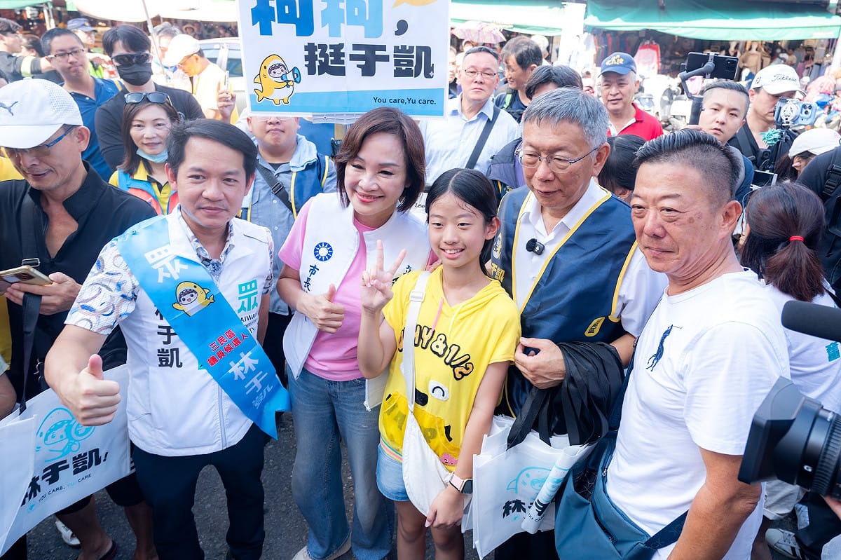三人與民眾親切合照，展現親民作風。 圖：柯志恩競辦／提供