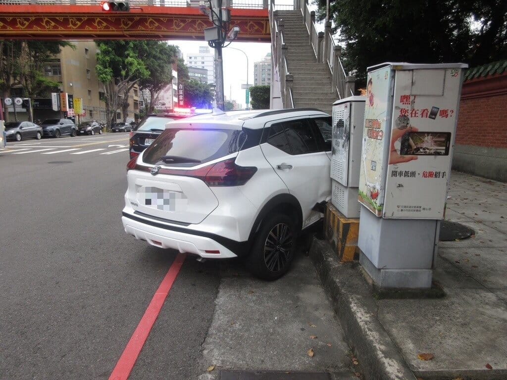 台中男子毒駕轉彎時車輛失控，先後撞上路旁設施、3晨跑大學生，最後車子卡在天橋與人行道的間隙。（民眾提供）中央社記者趙麗妍傳真 115年10月3日