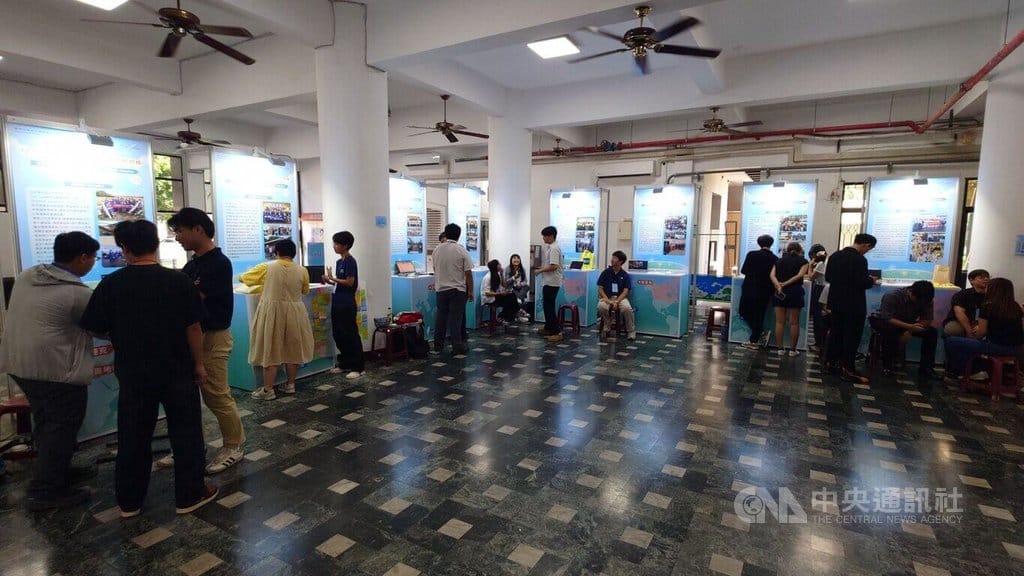 教育部3日在國立虎尾科技大學舉辦「青年百億海外圓夢基金計畫」區域成果展，展出「北美航太技術翱翔營」等8項成果說明。中央社記者蔡智明攝　115年10月3日