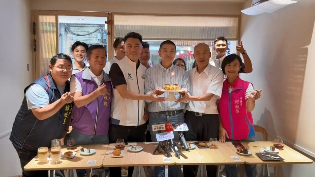 立法院長韓國瑜（前右2）3日前往基隆市一間咖啡廳，提前為基隆市長謝國樑（前右3）慶生。（讀者提供）中央社記者王朝鈺傳真 115年10月3日