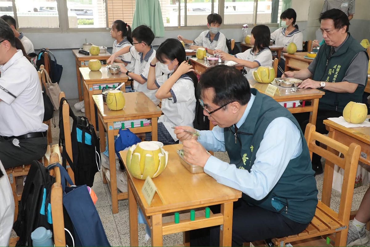 台南市長黃偉哲表示，台南營養午餐的品質已經受到肯定，除了餐點菜色，也相當重視水果供應。 圖：翻攝自黃偉哲臉書